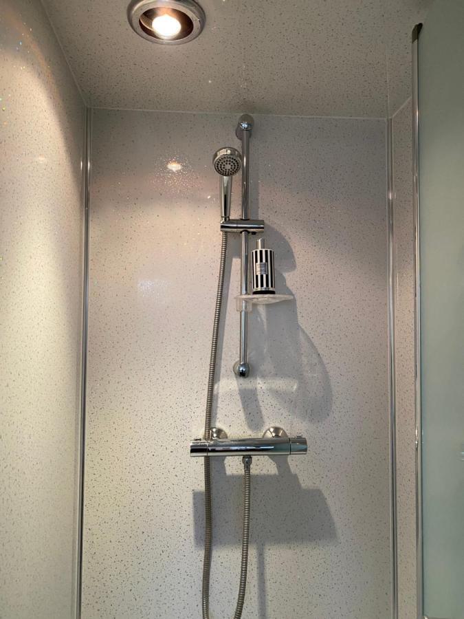 1 Luxurious Double Bedroom With Private Shower Reading Buitenkant foto