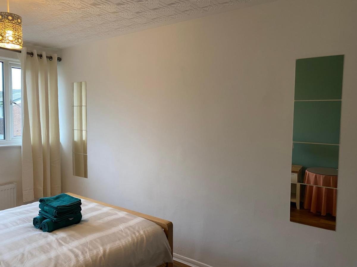 1 Luxurious Double Bedroom With Private Shower Reading Buitenkant foto